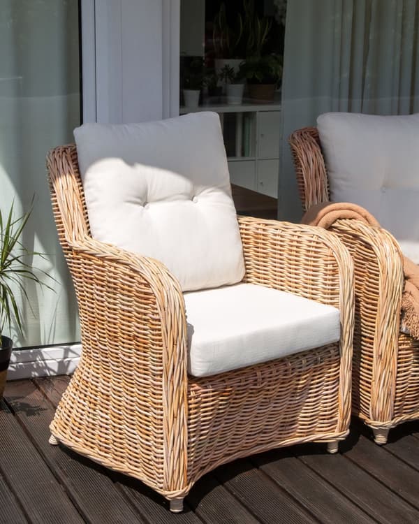 Loungesett Natur Rotting 3-seters sofa 2 lenestoler Hvite sitteputer med avtakbare trekk Moderne og rustikk stil Hagemøbler