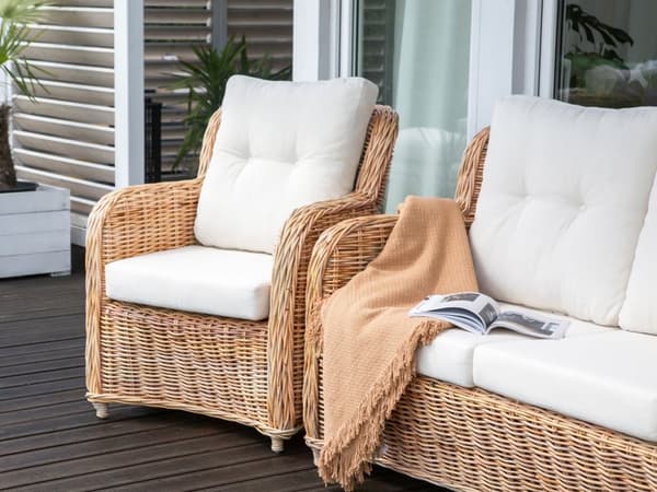 Loungesett Natur Rotting 3-seters sofa 2 lenestoler Hvite sitteputer med avtakbare trekk Moderne og rustikk stil Hagemøbler