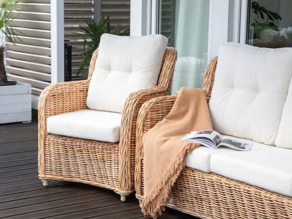 Loungesæt Natur Rattan 3-personers sofa 2 lænestole Hvide sædehynder med aftageligt betræk Moderne og rustik stil Havemøbler