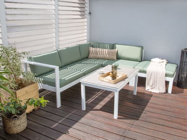 5-seters Hagesofasett Hvit Metallramme Beige Puter Sofabord med spalter Moderne Skandinavisk