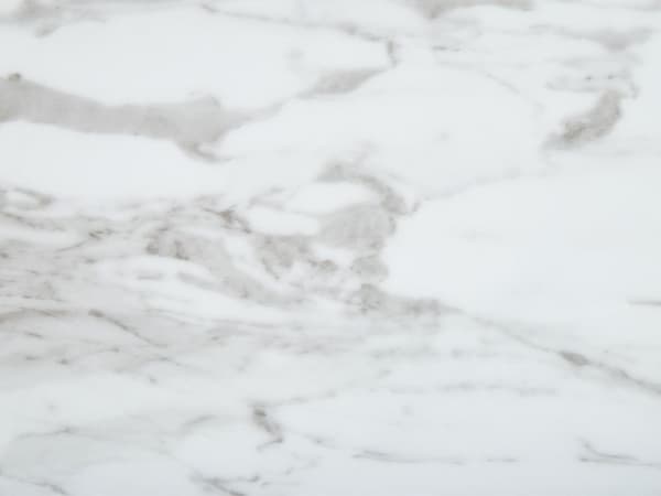 Ruokapöytä marmoriefekti/musta 160 x 90 cm suorakulmainen metallijalat karkaistu lasi pöytälevy moderni tyyli