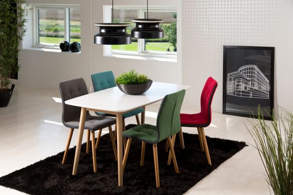 Naila spisebord 80 x 150 cm med hvid træ bordplade og stel i massiv eg.