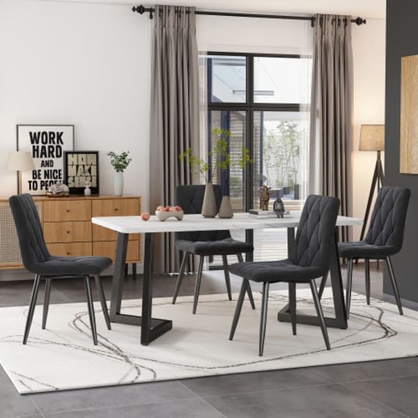 Set, rektangulärt matbord, modernt kökset, stolar i mörkgrå twillvelour, svarta ben