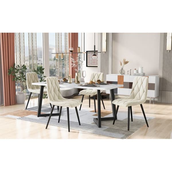 Matgrupp, rektangulärt matbord, köksstolar i beige sammet, svarta bordsben