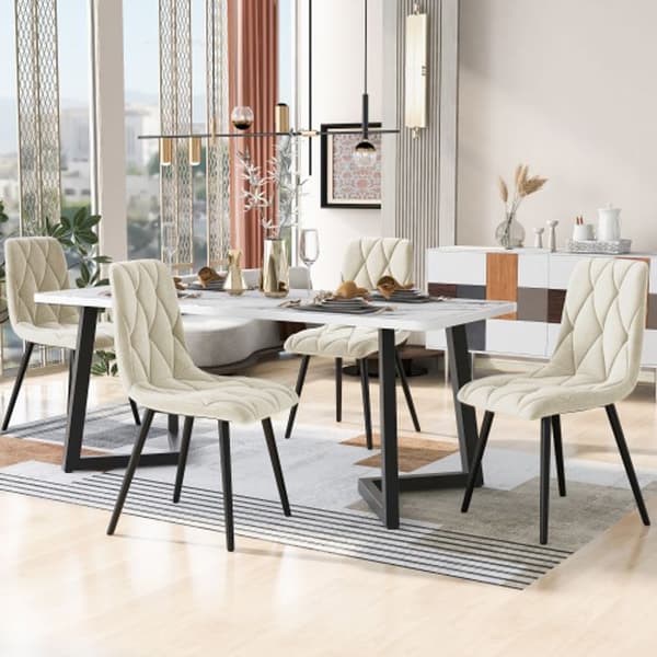 Matgrupp, rektangulärt matbord, köksstolar i beige sammet, svarta bordsben