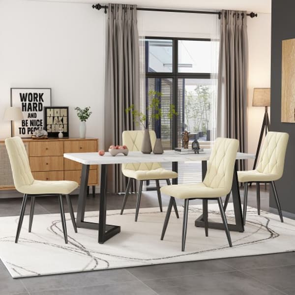 Matgrupp, rektangulärt matbord, köksstolar i beige sammet, svarta bordsben