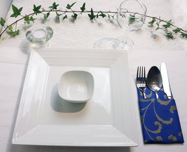 Spisestel i porcelæn B001 Tallerken og skål - 12 dele