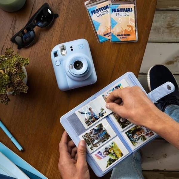 Sofortbildkamera - Fujifilm - Instax Mini 12 - Pastellblå - Inbyggd blixt - Selfie-spegel