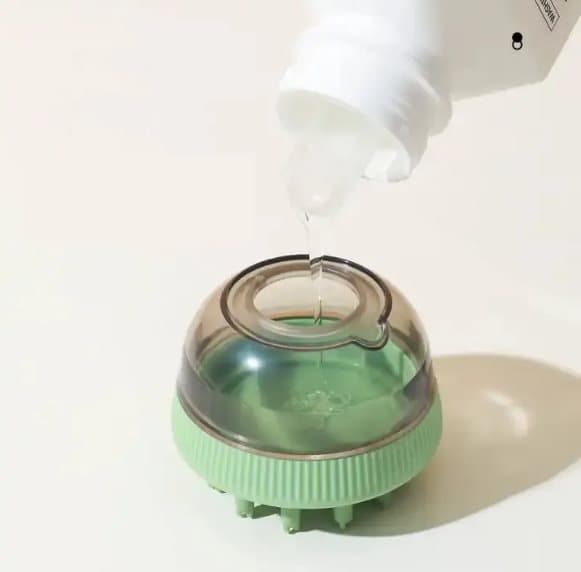 En børstevasker med dispenser til hunde og katte med en tynd og tyk spids