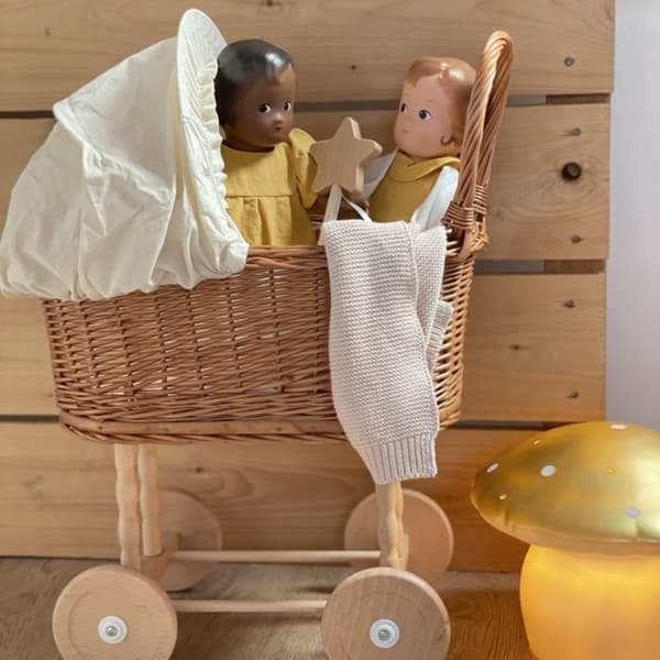 Trä- och flätad barnvagn med ecru tygkant - Toys by universe - Imitationsspel - Dockor, dockor och tillbehör