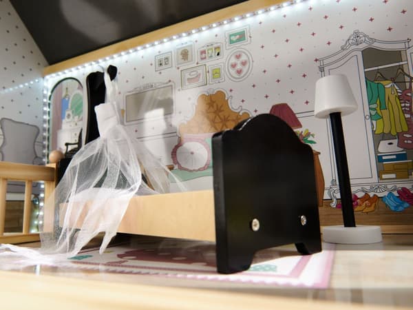 Træ MDF dukkehus med møbler 122cm XXL LED