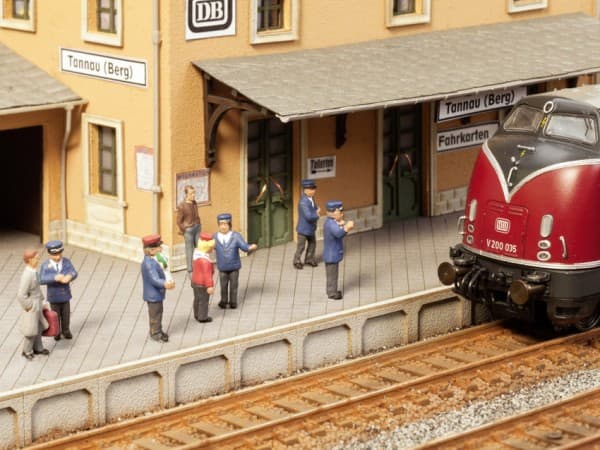 NOCH On the Platform, N (1:160), Flerfarget