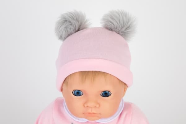 Dukke m. lyst hår og pink outfit