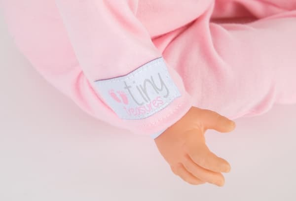 Dukke m. lyst hår og pink outfit