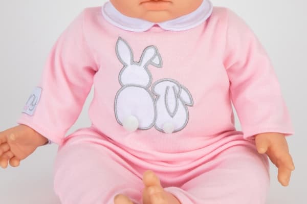 Dukke m. lyst hår og pink outfit