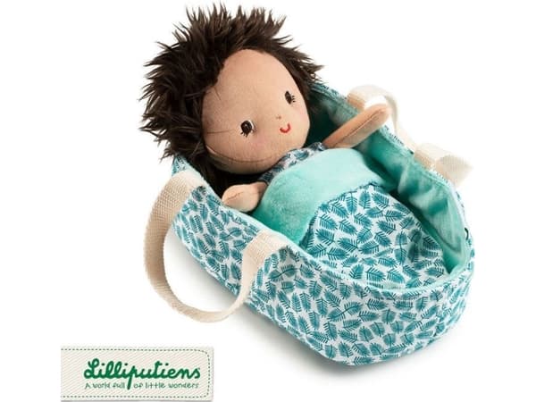 Lilliputiens baby i en kurv med Ari og et teppe