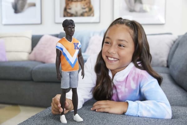 Barbie Mattel Ken Fashionistas Doll Orange T-shirt Bokstav K HJT08