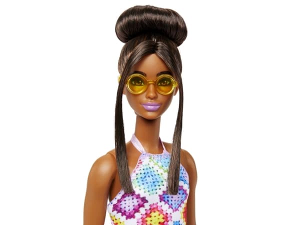 Mattel Barbie fashionistas -nukke värikkäässä mekossaan