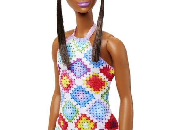 Mattel Barbie fashionistas -nukke värikkäässä mekossaan