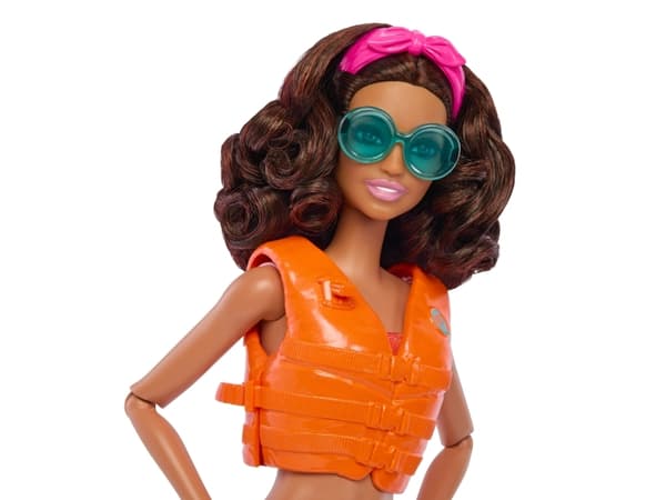 Mattel Beach Barbie-dukke (brunette) + HPL69 tilbehør