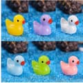 Miniatyrbilde 4 av 5: 100 stk Tiny Ducks Sett Dekorasjon Realistisk form Slitesterk harpiks Bedårende Ender til Julebursdagsfest Barnas dag 100 stk