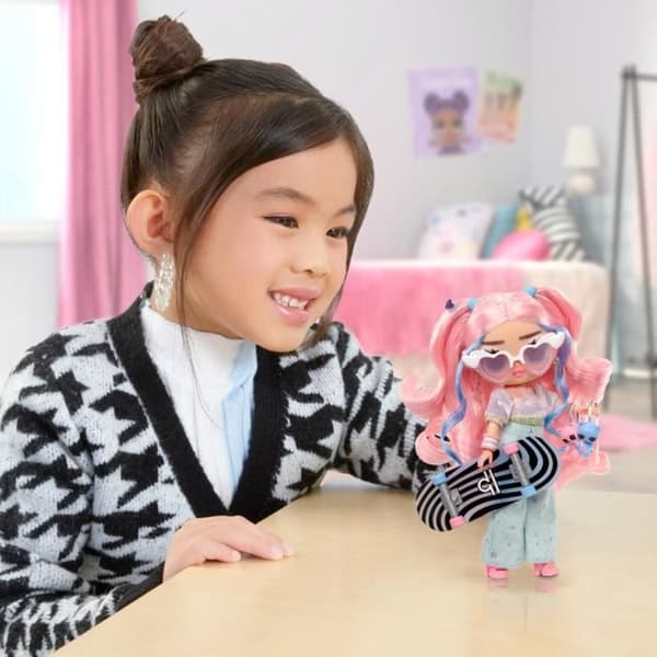 LOL Surprise Tweens - 24 cm ledad modedocka - Flora Moon - 2 outfits och flera accessoarer - Från 4 år