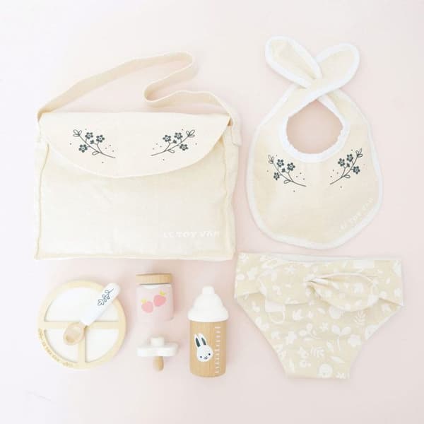 Doll Care Kit - Le Toy Van - Flaskstorlek: 4,5x4,5x10 cm - Ålder: 2+ - Material: bomull, trä