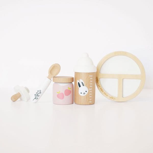 Doll Care Kit - Le Toy Van - Flaskstorlek: 4,5x4,5x10 cm - Ålder: 2+ - Material: bomull, trä