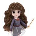 Miniatyrbild 3 av 5: Harry Potter - Hermione docka 20cm - Hogwarts uniform + trollstav - Trollkarlsvärld