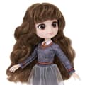 Miniatyrbild 4 av 5: Harry Potter - Hermione docka 20cm - Hogwarts uniform + trollstav - Trollkarlsvärld
