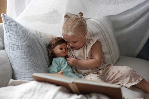 Skrållan Dukke Mørkt Hår 45 cm Micki