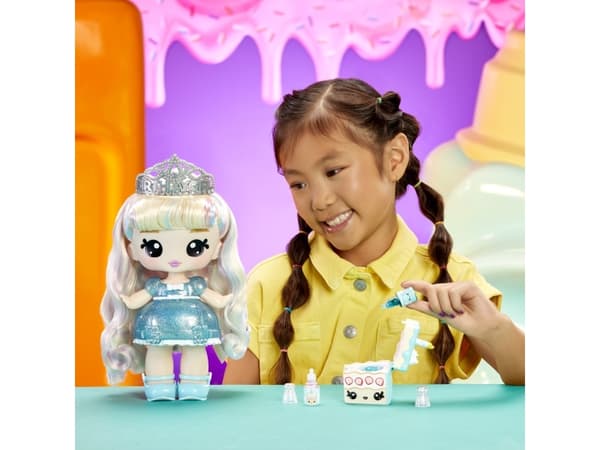 MGA Entertainment Yummiland Large Doll + Lipgloss Pet- Callie Birthday Cake, Minidocka, Flicka, 4 År, Pojke/flicka, Multifärg