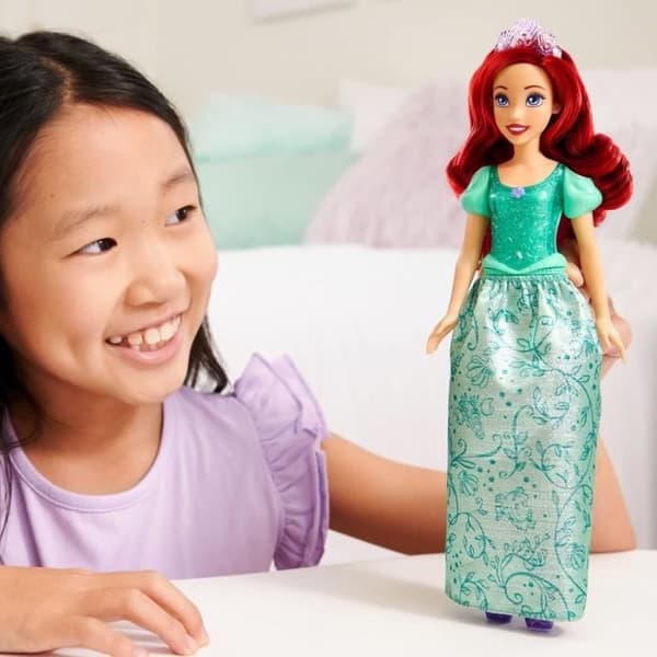 Mattel Disney Sparkling Princesses Lekset med 13 dockor med gnistrande dressing och tillbehör, från 3 år och uppåt, HPG74