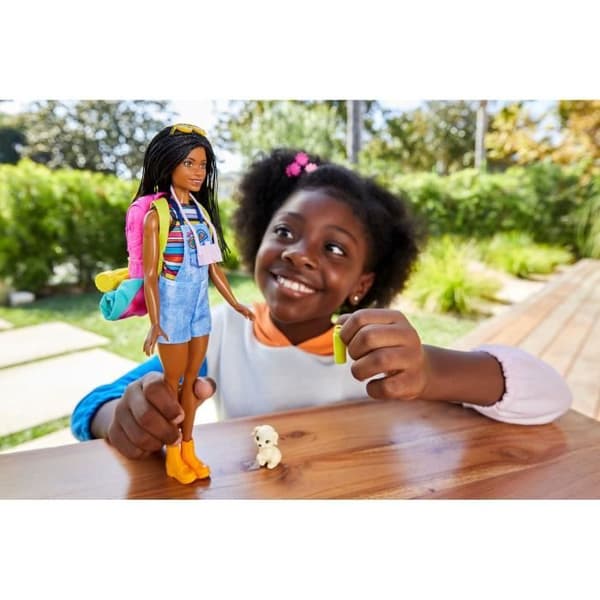 Barbie - Barbie Brooklyn Camping med valpminifigur, ryggsäck, sovsäck och tillbehör - HDF74 docka