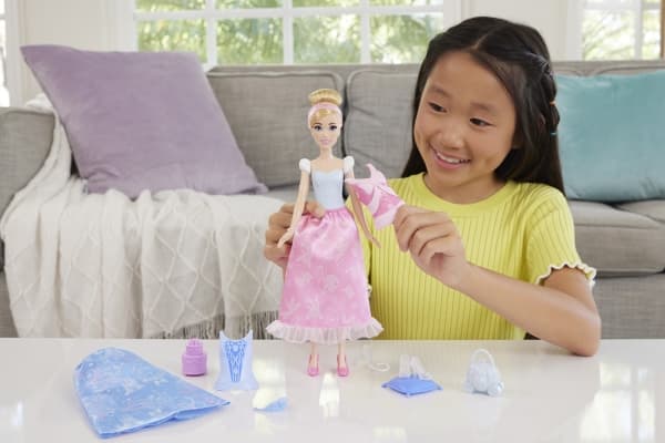 Disney Princess 2-in-1 tarinat Tuhkimo muotinukke, jossa on 2 klipsautettavaa yläosaa, 2 hametta ja 9 asustetta