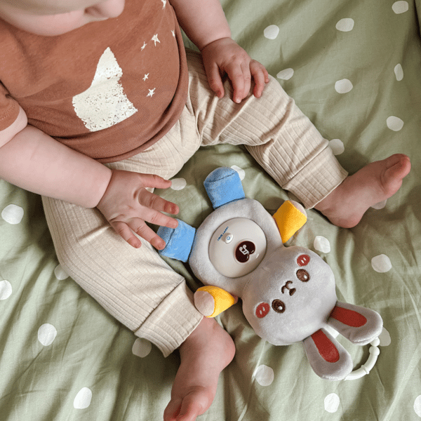WOOPIE BABY Interaktiv Plushie Baby Gosedjur Ljus Ljud Kanin Sovvagn Rosa