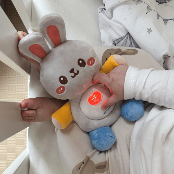 WOOPIE BABY Interaktiv Plushie Baby Gosedjur Ljus Ljud Kanin Sovvagn Rosa