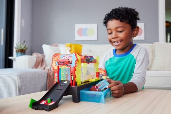 Disney Pixar Cars Bilar från Disney och Pixar lekset med biltvätt som ändrar färg på bilen och gör den redo för tävling, Biltvätt, 4 År, Multifärg
