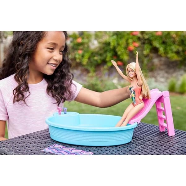 Barbie - Barbie och hennes pool - Fashion Doll Box - 3 år och + GHL91