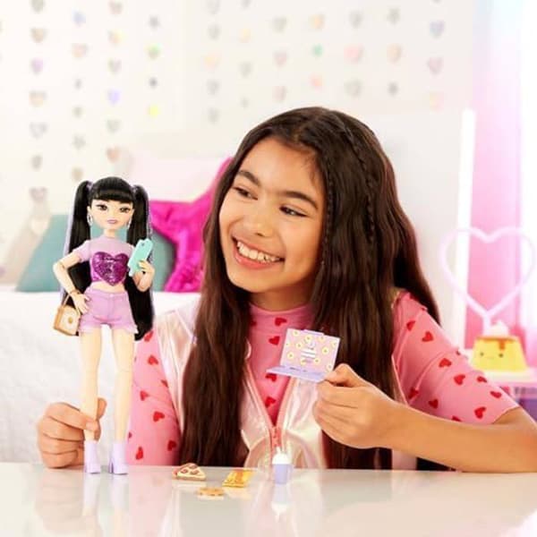 Barbie Doll and Accessories Renee Dream Team, artikulerad Renee docka med långt svart hår, 11 videotillbehör och