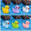 Pikkukuva 4 / 5: 200 kpl Tiny Ducks Setti 6 Color Sisustus Realistinen muoto Kestävä Hartsi Suloiset Ankat joulun syntymäpäiväjuhliin Lastenpäivä 100 kpl