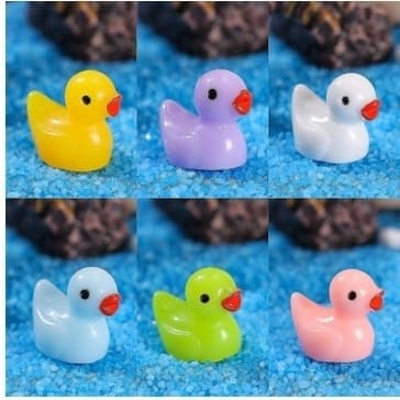 200 kpl Tiny Ducks Setti 6 Color Sisustus Realistinen muoto Kestävä Hartsi Suloiset Ankat joulun syntymäpäiväjuhliin Lastenpäivä 100 kpl