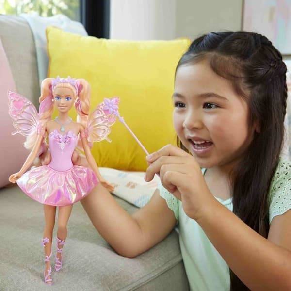 Barbie-flicka med vingar och kläder med färgförändring