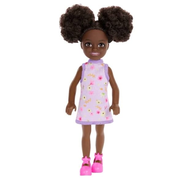 Barbie Chelsea Doll, Liten Docka - Lila blommig klänning med rymdknutar och bruna ögon (HXM96)