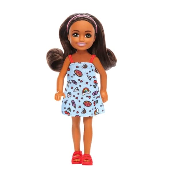 Barbie Chelsea Doll, lille dukke - blå kjole med brunt hår og grønne øjne (HXM97)