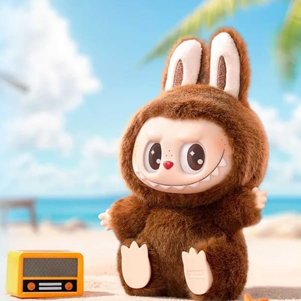 POP MART Labubu Monstereissa on istuin, 17 cm sokkelo