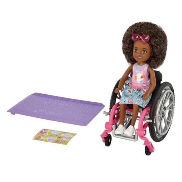 Barbie Chelsea Doll och hennes rullstol, blond, med kjol, solglasögon, ramp och blad