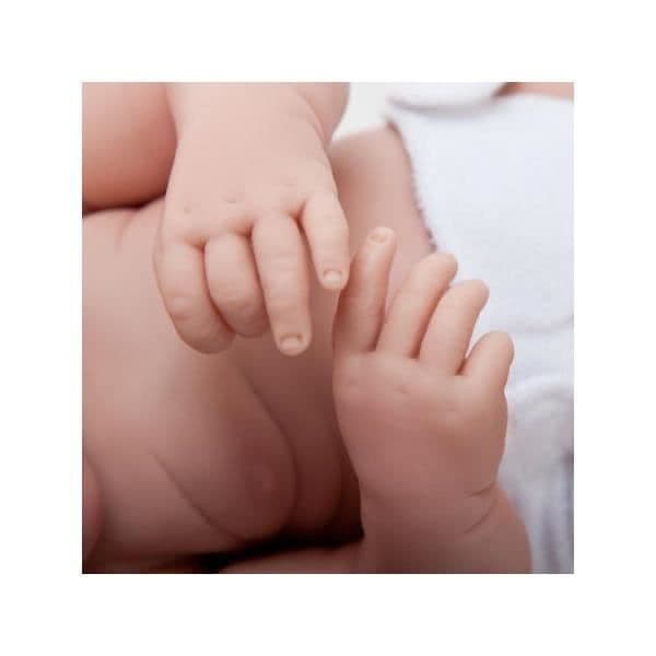 La Newborn Vinyldocka med rosa outfit och filt - riktig tjej