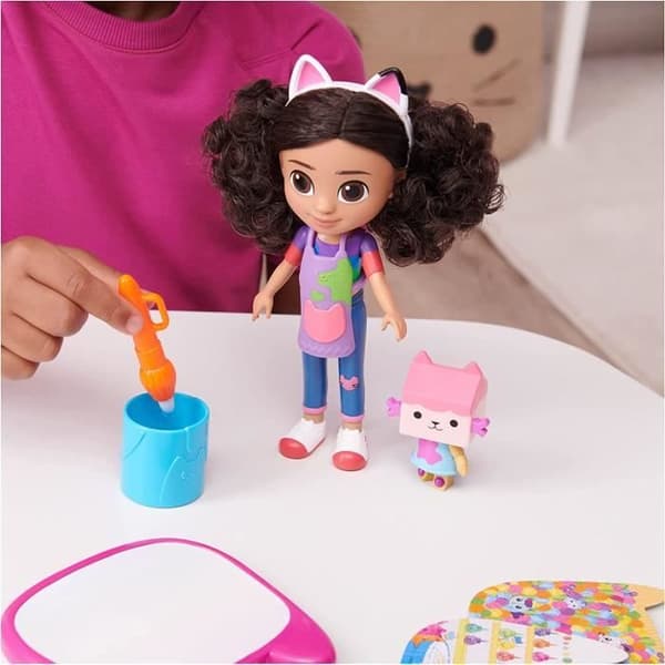 Spin Master 6064228 Gabby's Dollhouse Deluxe Gabby Craft Dolls och tillbehör med vattendyna och vattenpenna