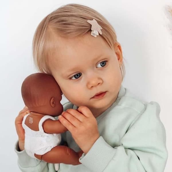 Liten pojke babydocka - 21 cm - latinamerikansk